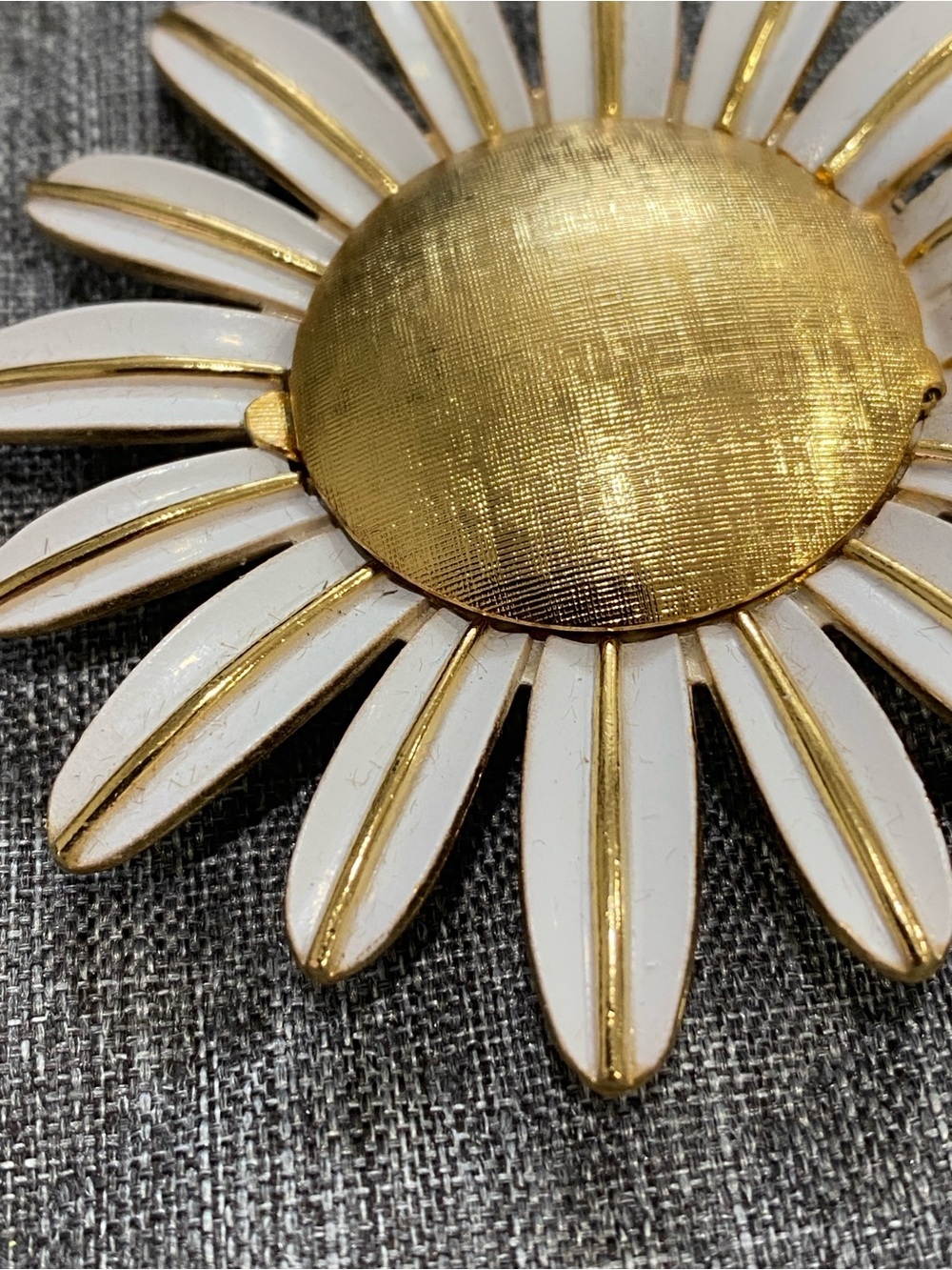 Avon Daisy Flower Brooch Vintage Avon Perfume Pin - Picture 9 of 16